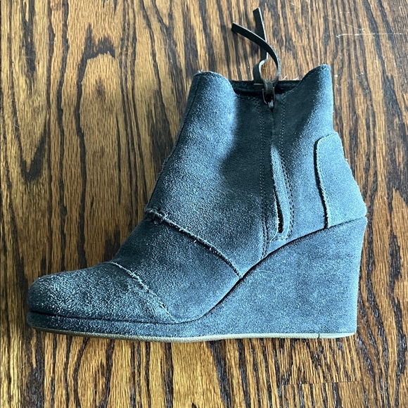 Like🎉TOMS Desert Wedge Dark Gray Suede Wedge Boots Size W7 - Picture 9 of 13